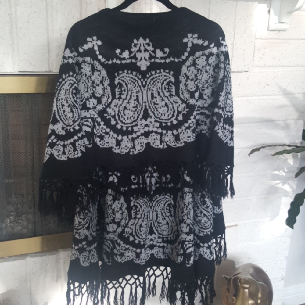 Poncho - Picture 2 of 5